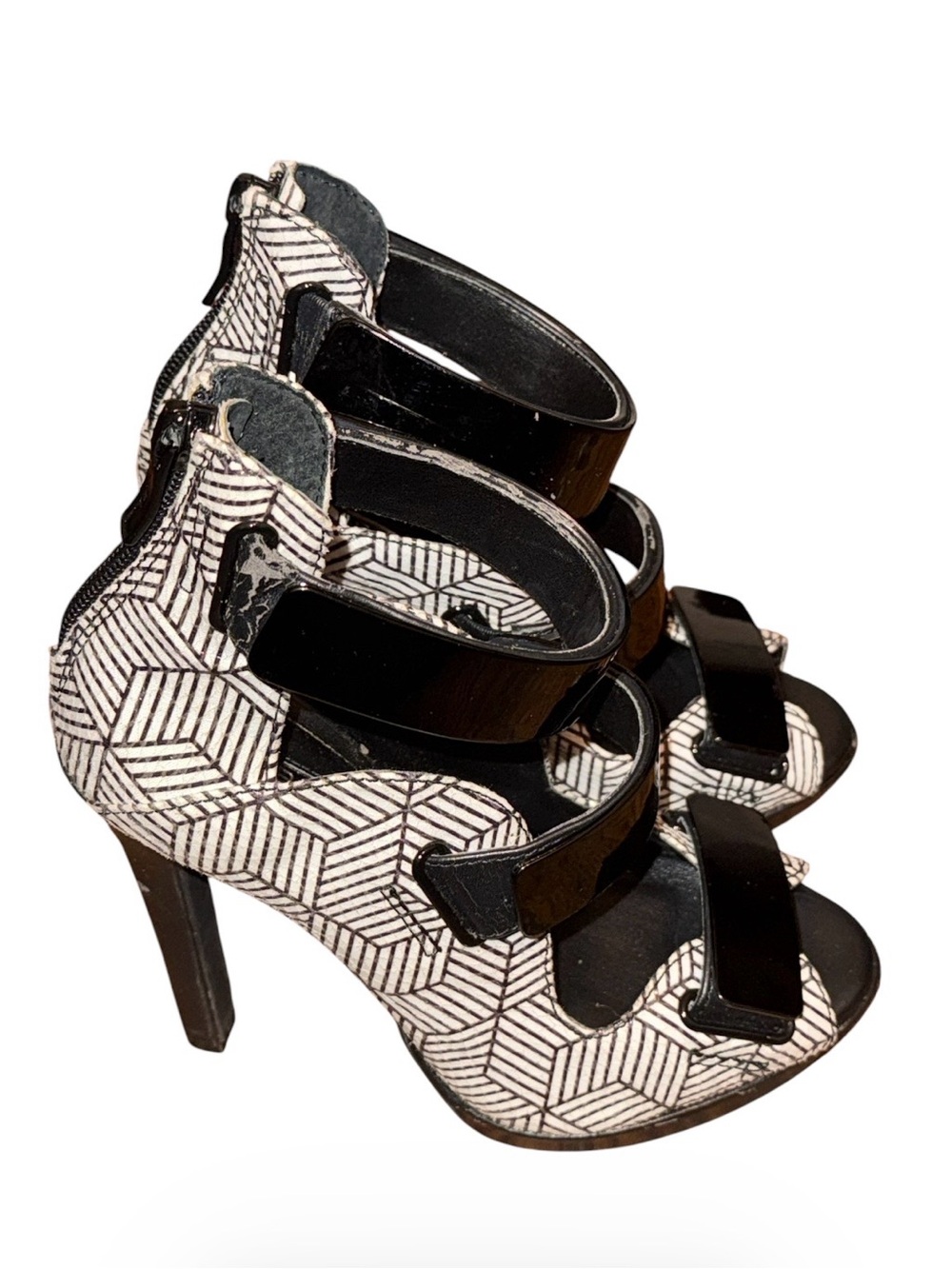 🖤🖤🖤BCBGeneration Black & White Geometric Strappy High Heels🖤🖤🖤